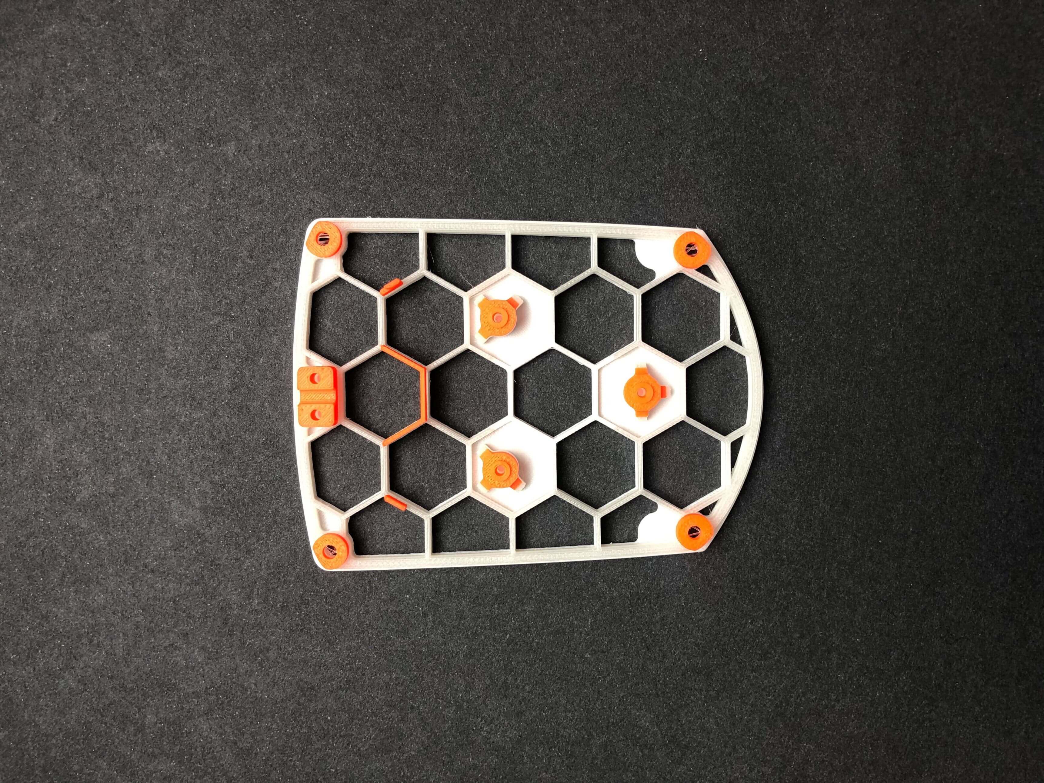 This picture shows an experimentel bottom shell for the Zaunkoenig M1K that weighs 4 instead of 6 grams.