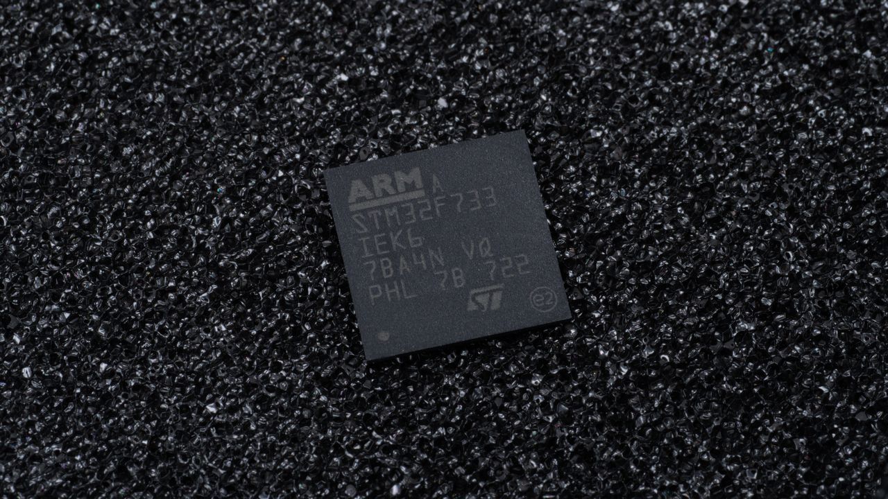The top side of the STM32F7 MCU inside the Zaunkoenig M2K.