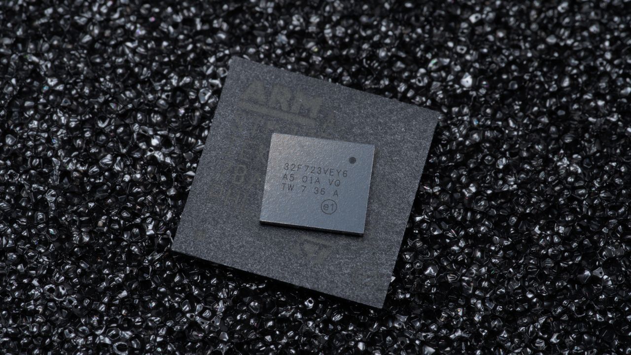 The size difference between the two STM32F7 MCUs inside the Zaunkoenig M2S and Zaunkoenig M2K.