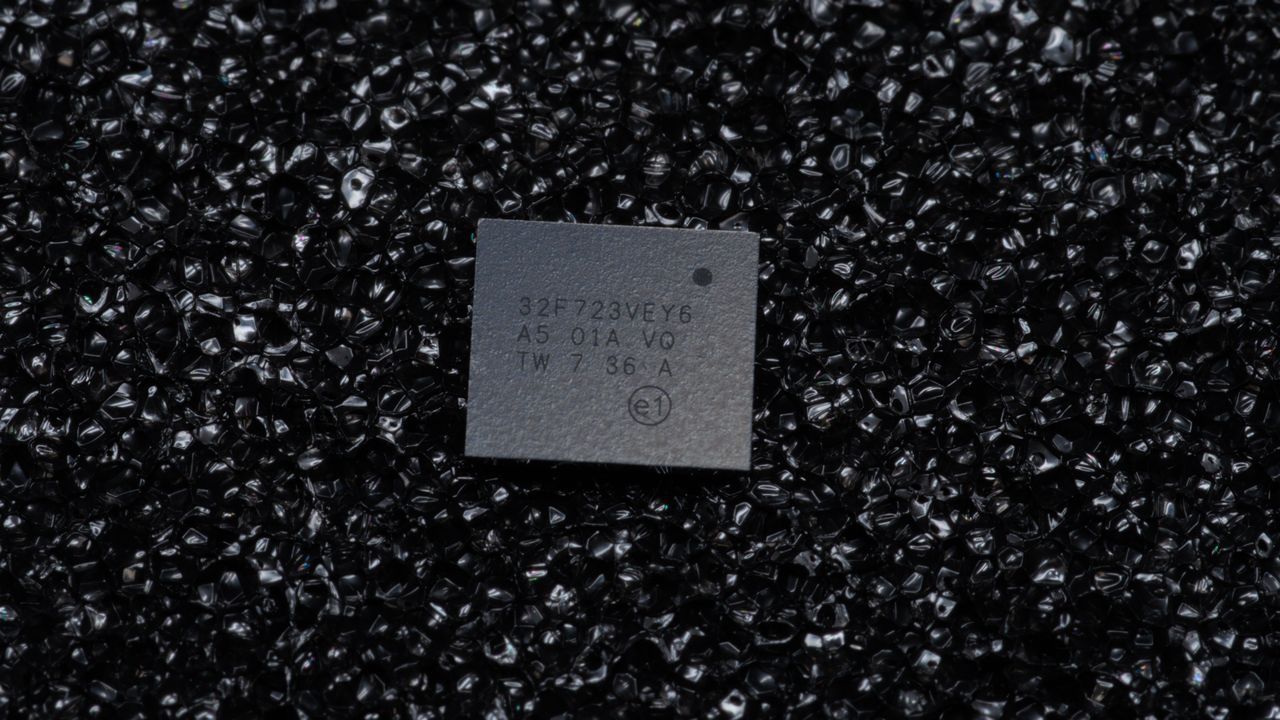 The top side of the STM32F7 MCU inside the Zaunkoenig M2S.